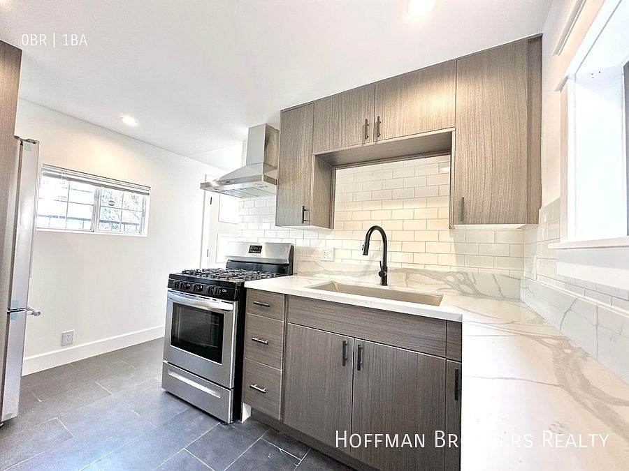 1st image of 1251 N Beachwood Dr #3/4