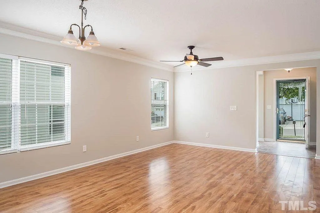 3 bed, 2391 sqft, $2,100 — Photo 4