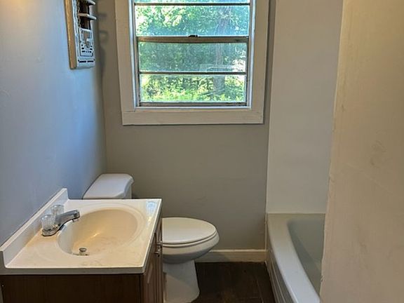 4th image of 2051 Carolyn Ln