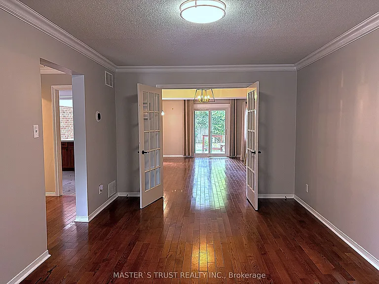 2253 Constance Dr — Photo 2