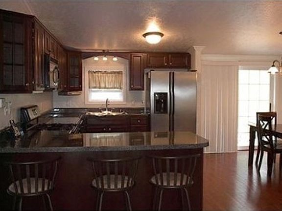 4th image of 2052 Silverdale Dr