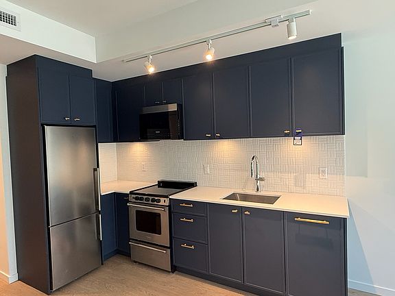 5th image of 1807 Larch St #214