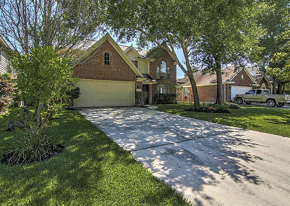 1st image of 15922 Luxembourg Dr