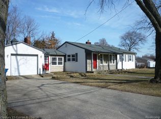 208 Airport Dr, Holly, MI