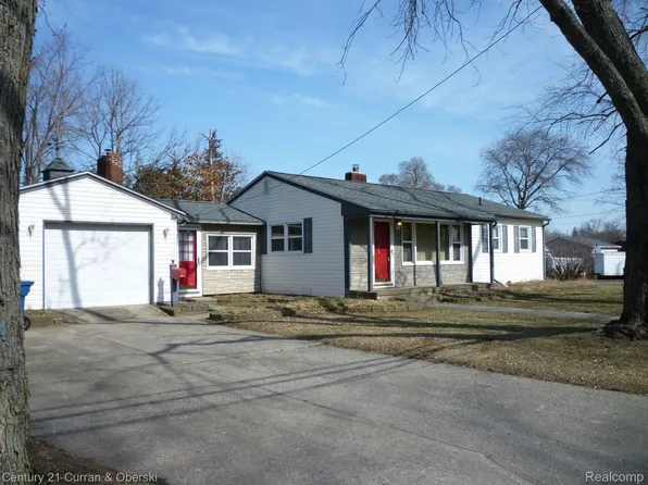 208 Airport Dr, Holly, MI 48442