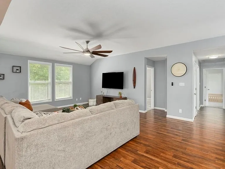 571 Hithergreen Dr — Photo 5