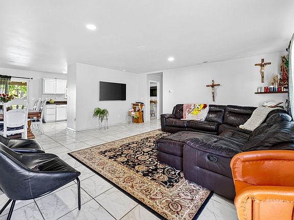 4th image of 3805 Estrella Dr