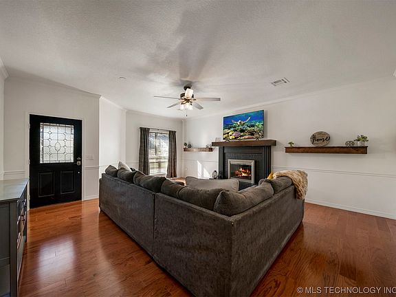 4th image of 2216 W Driftwood Dr
