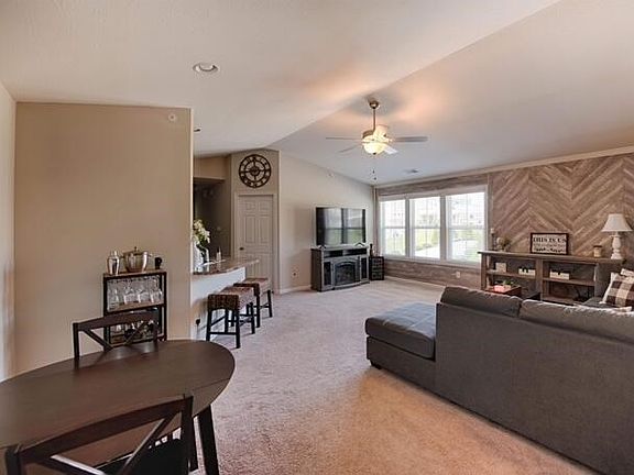 3rd image of 890 Yorkshire Dr