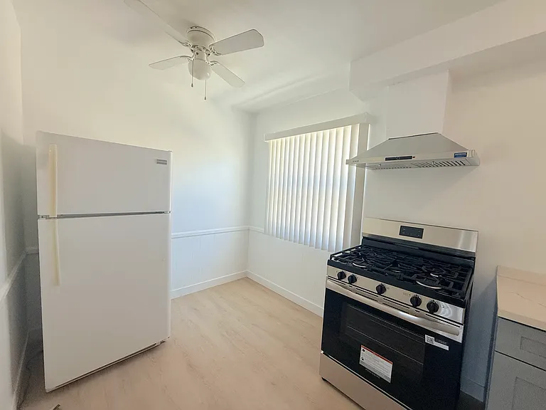 331 E Live Oak St #J — Photo 6