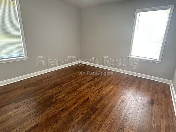 4th image of 1070 E Walthal Cir
