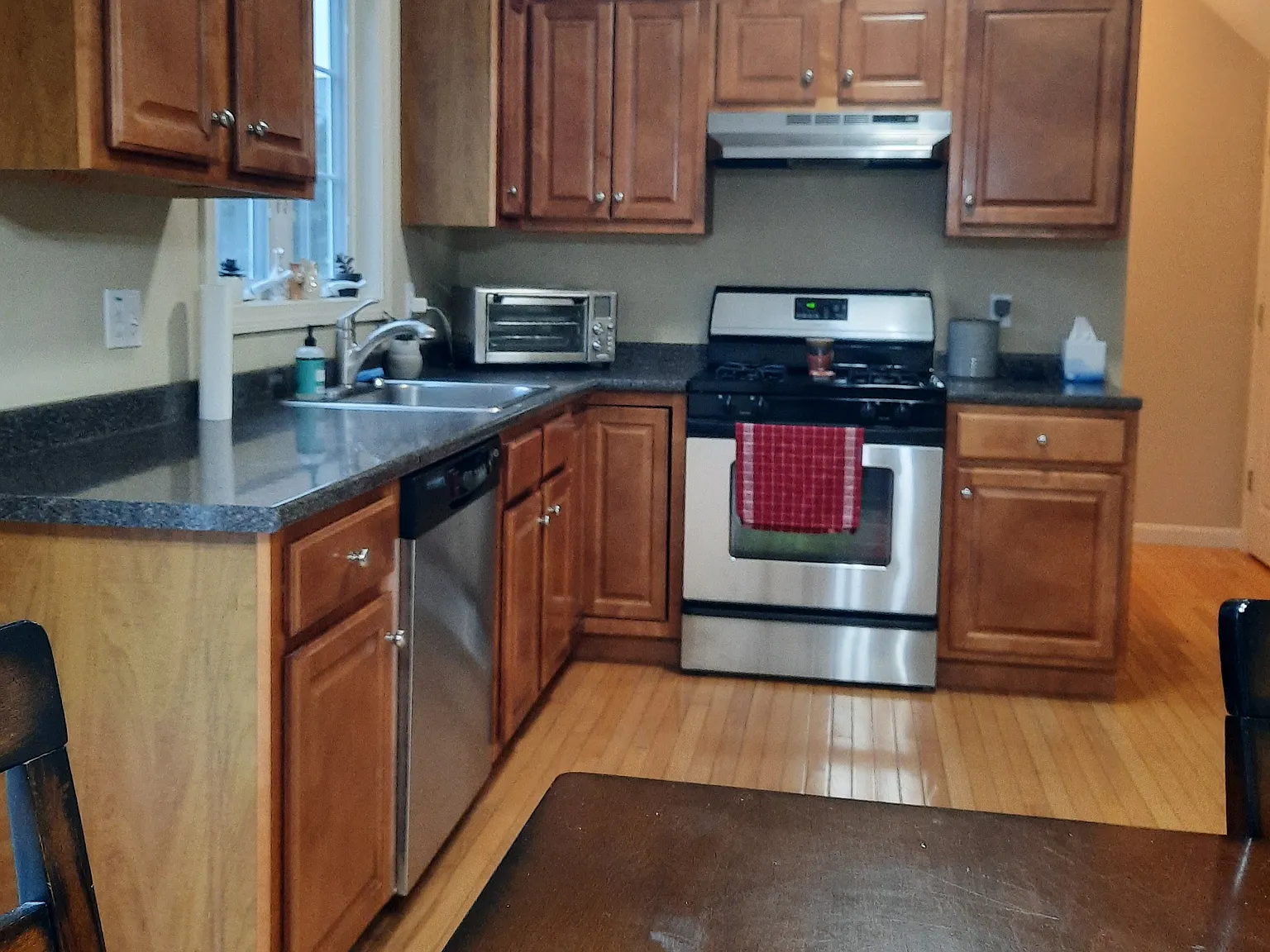 2 bed, 1.5 bath, 1300 sqft, $3,000 — Photo 2