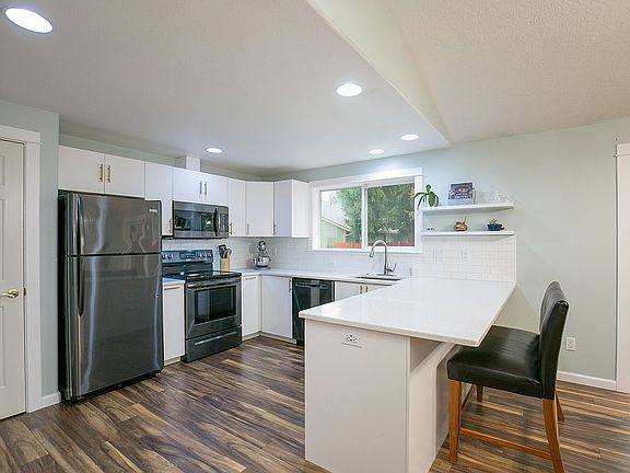 3rd image of 5500 NE 55th St