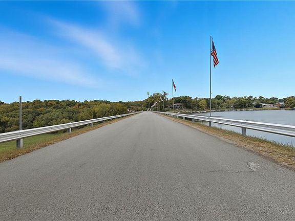3rd image of 610 NW North Shore Dr