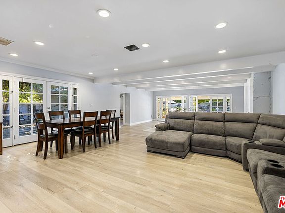 4th image of 8837 Oak Park Ave