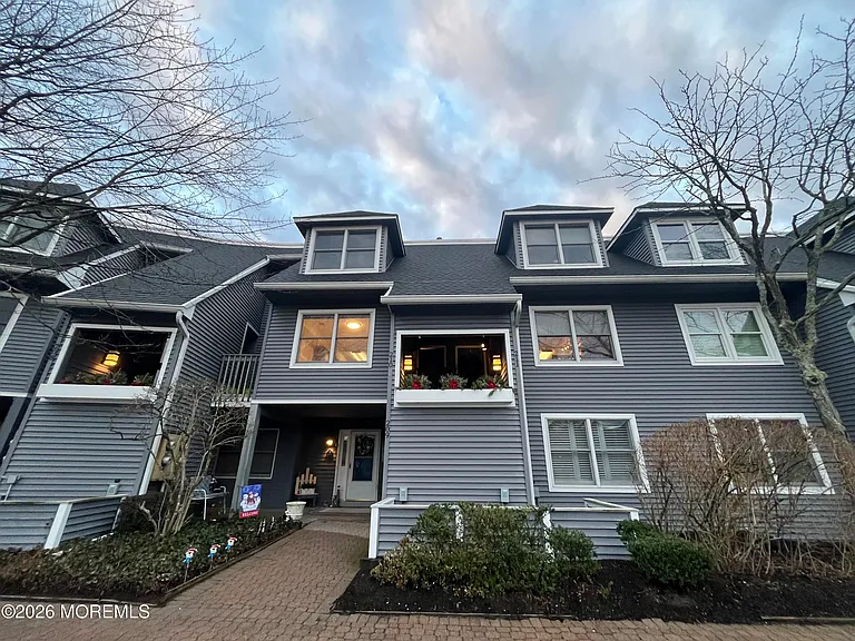 210 Spinnakers Cv — Photo 2