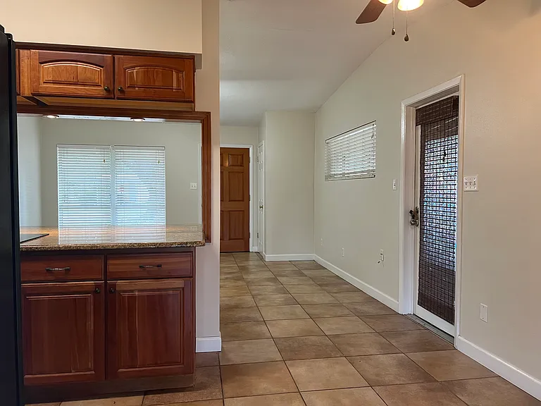 3721 Surrey Dr — Photo 8