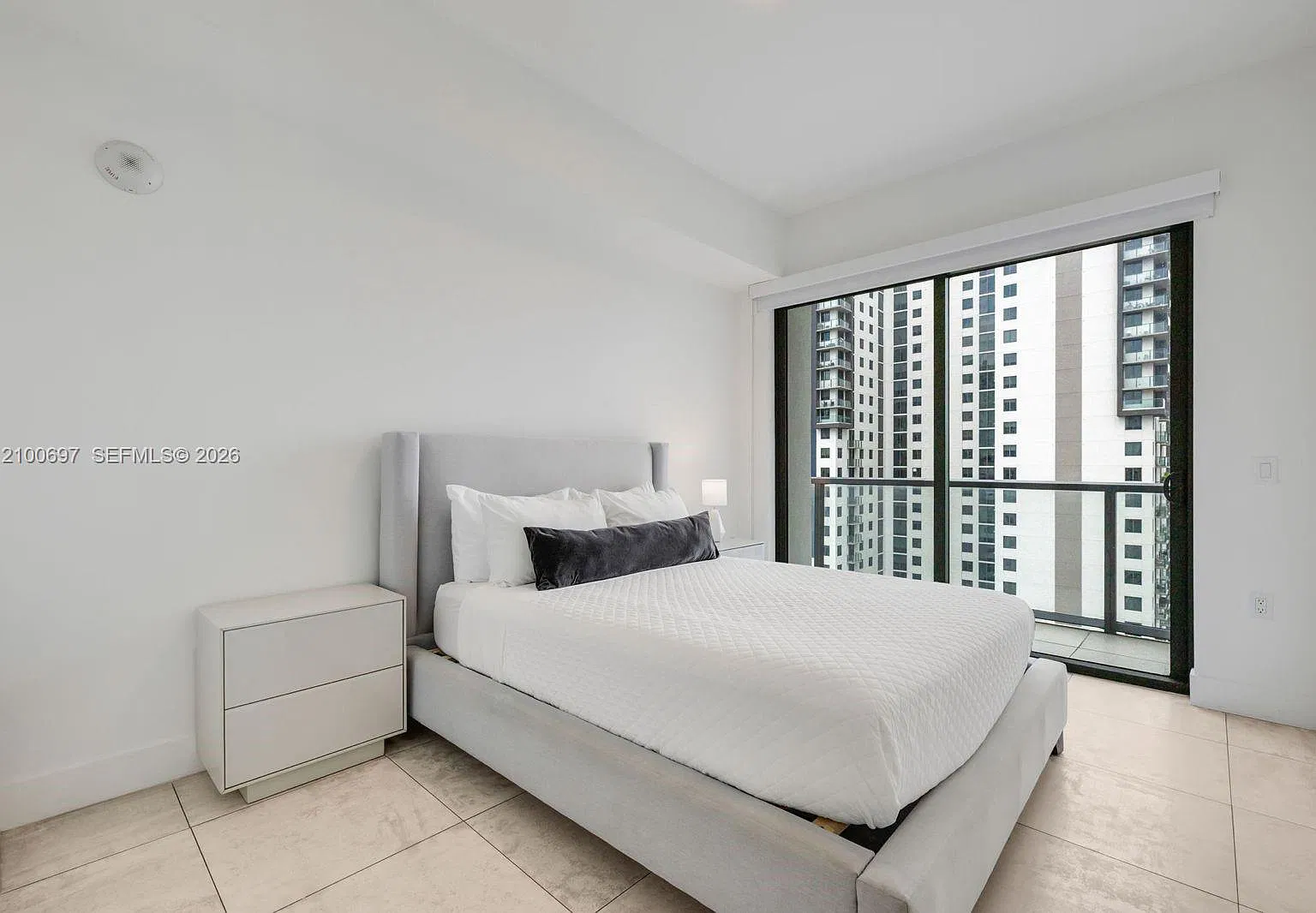 2 bed, 2.0 bath, 907 sqft, $4,700 — Photo 4