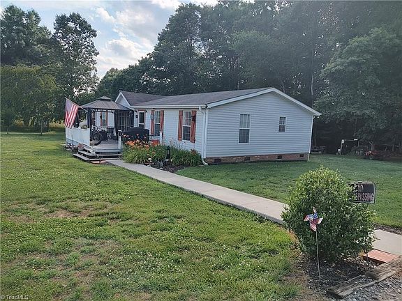 4th image of 1090 Chestnut Grove Rd