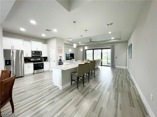 812 SW 8th Pl, Cape Coral, FL 33991