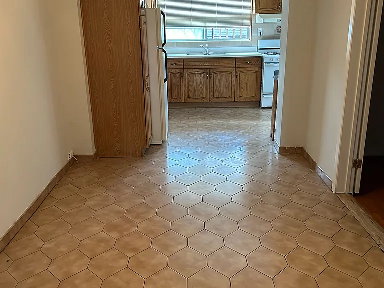 472 Winona Dr #MAIN FL — Photo 2
