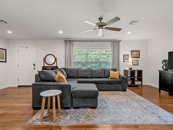 4th image of 2330 Oak Cliff Dr