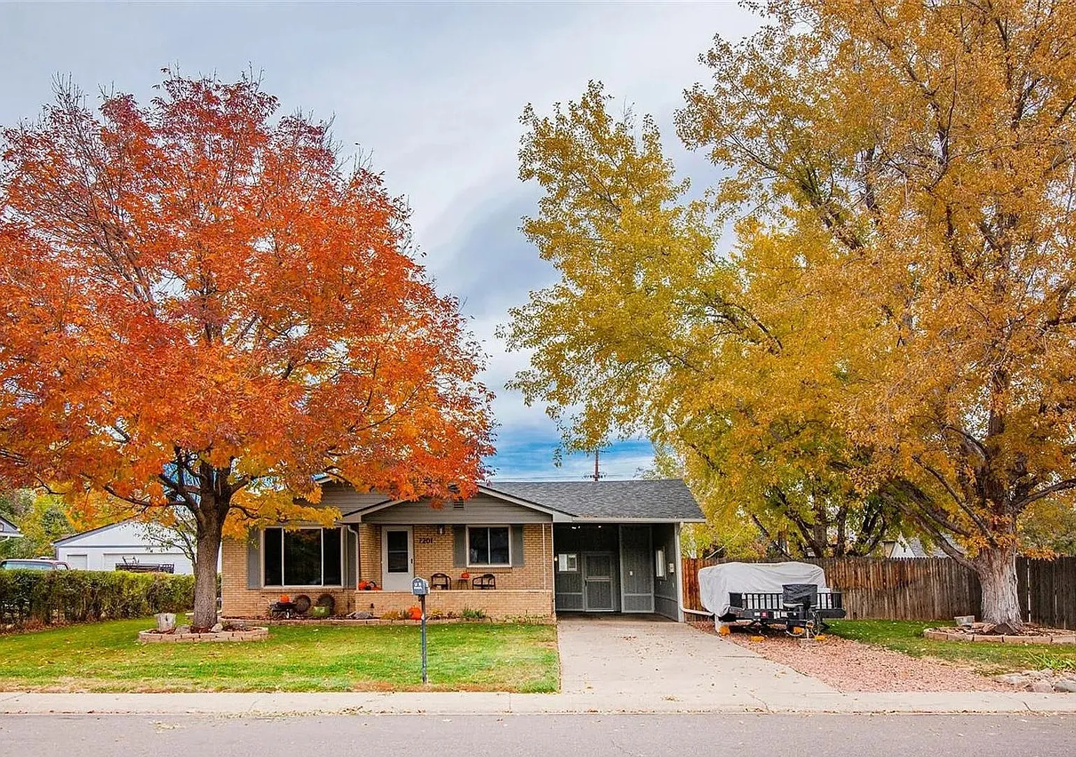Stunning 4BR 2 BA brick ranch in tr Okane Park — Photo 1