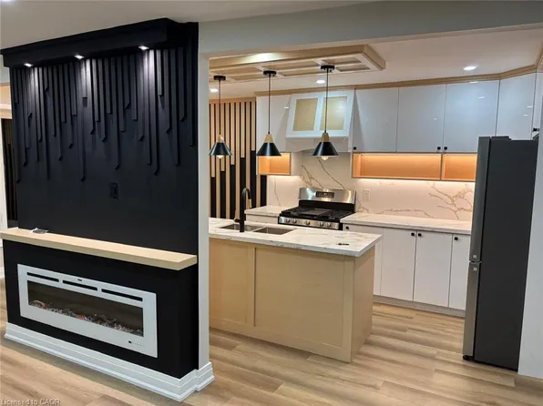 2 Country Club Dr, Hamilton, ON L8K 5W2