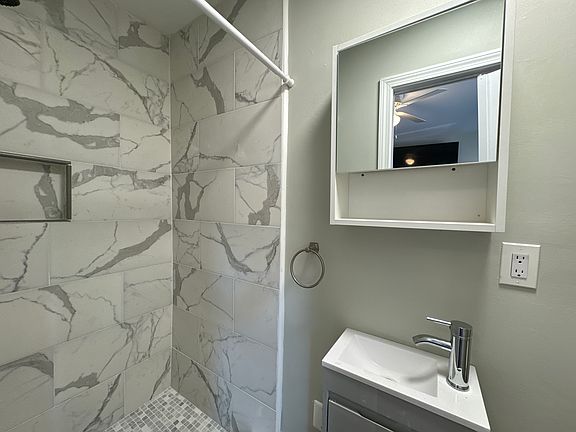4th image of 88 Daggett St APT 2