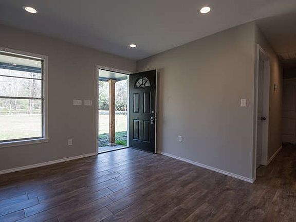3rd image of 715 Evangeline Ln
