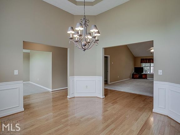 4th image of 19 Blue Grass Dr