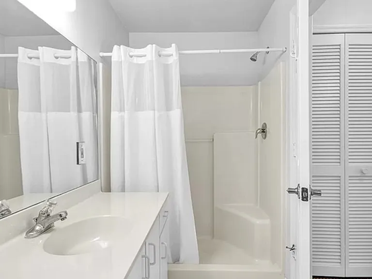 Main bathroom with shower