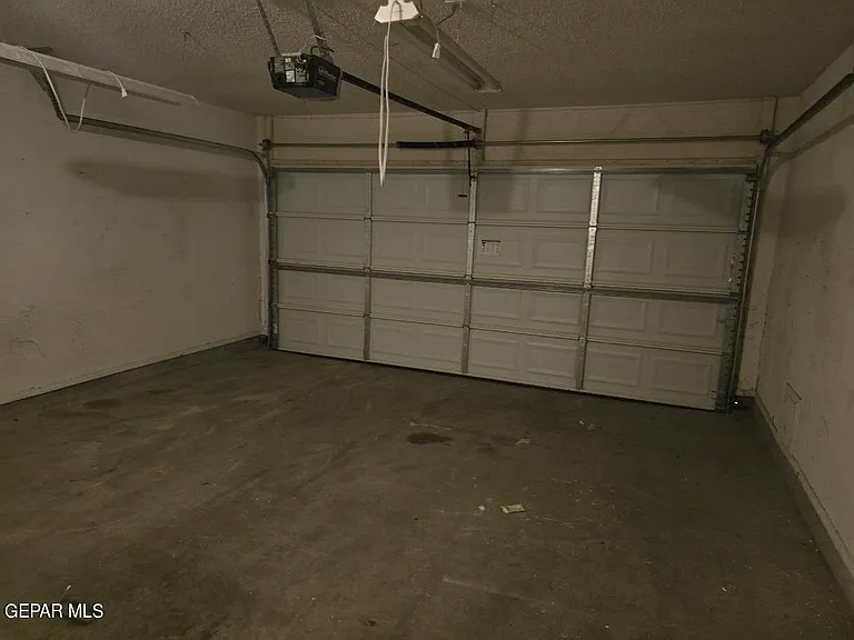 12105 Castle View Way — Photo 19
