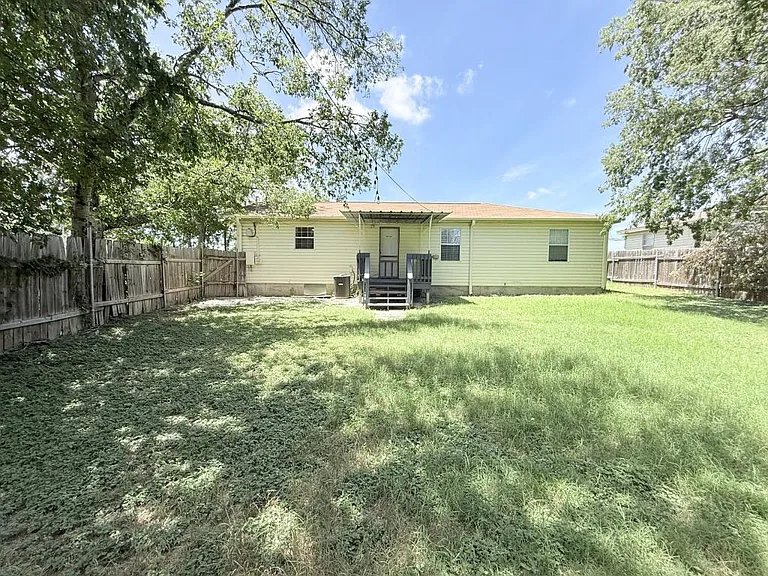 610 W Avenue B — Photo 39