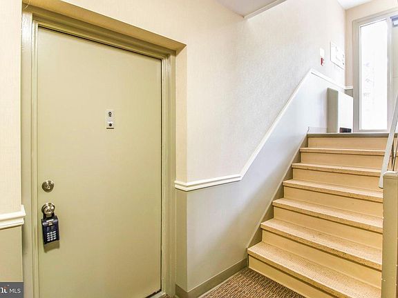 4th image of 10626 Weymouth St #W4