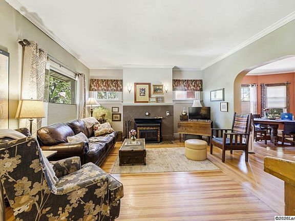 5th image of 609 E Garfield St