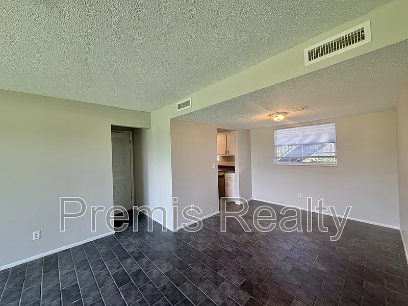 3 bed, 2.0 bath, 1255 sqft, $1,795 — Photo 3