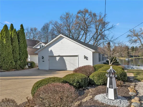 5460 Island Dr NW, Canton, OH 44718