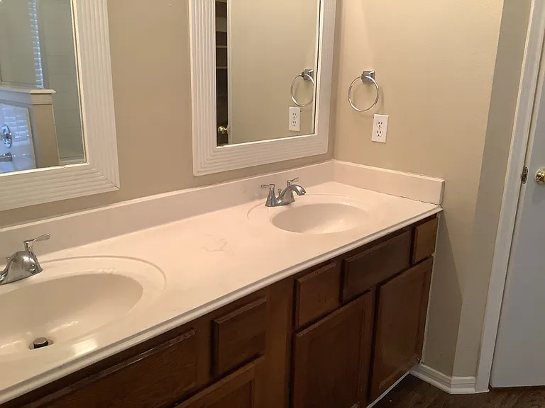 1423 Hunter Green Ln — Photo 10