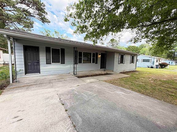 5th image of 304 N Pecan St