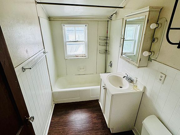 3rd image of 255 Roosevelt Ave