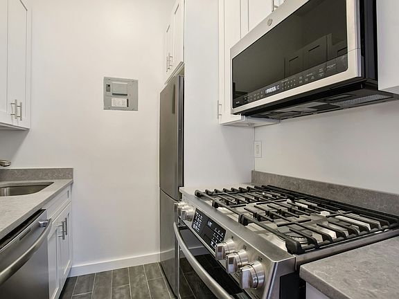 3rd image of 720 Greenwich St APT 2O