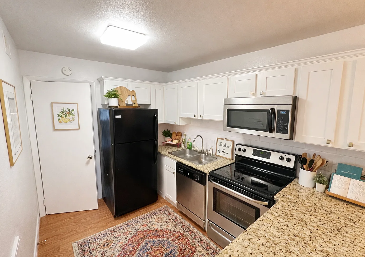 True 1 Bedroom Overlooking Doak Campbell — Photo 3