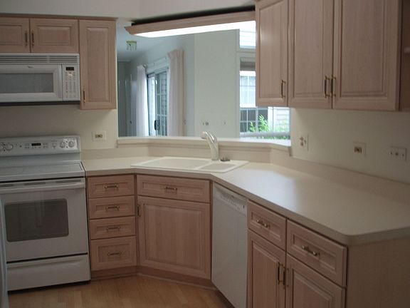 3rd image of 2027 N Evergreen Ave #13