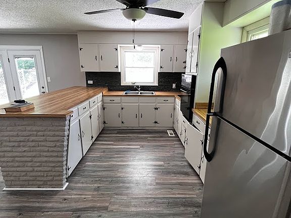 3rd image of 10431 Brickhill Ln