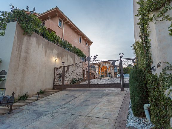 2nd image of 2959 N Beverly Glen Cir