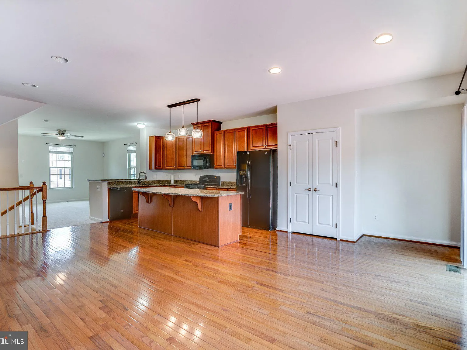3 bed, 2.5 bath, 2300 sqft, $2,650 — Photo 4
