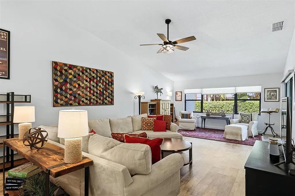 3 bed, 2.5 bath, 1985 sqft, $2,250 — Photo 2