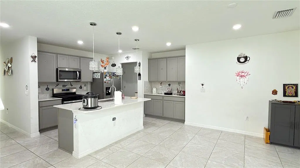 4 bed, 2.5 bath, 2294 sqft, $2,850 — Photo 2