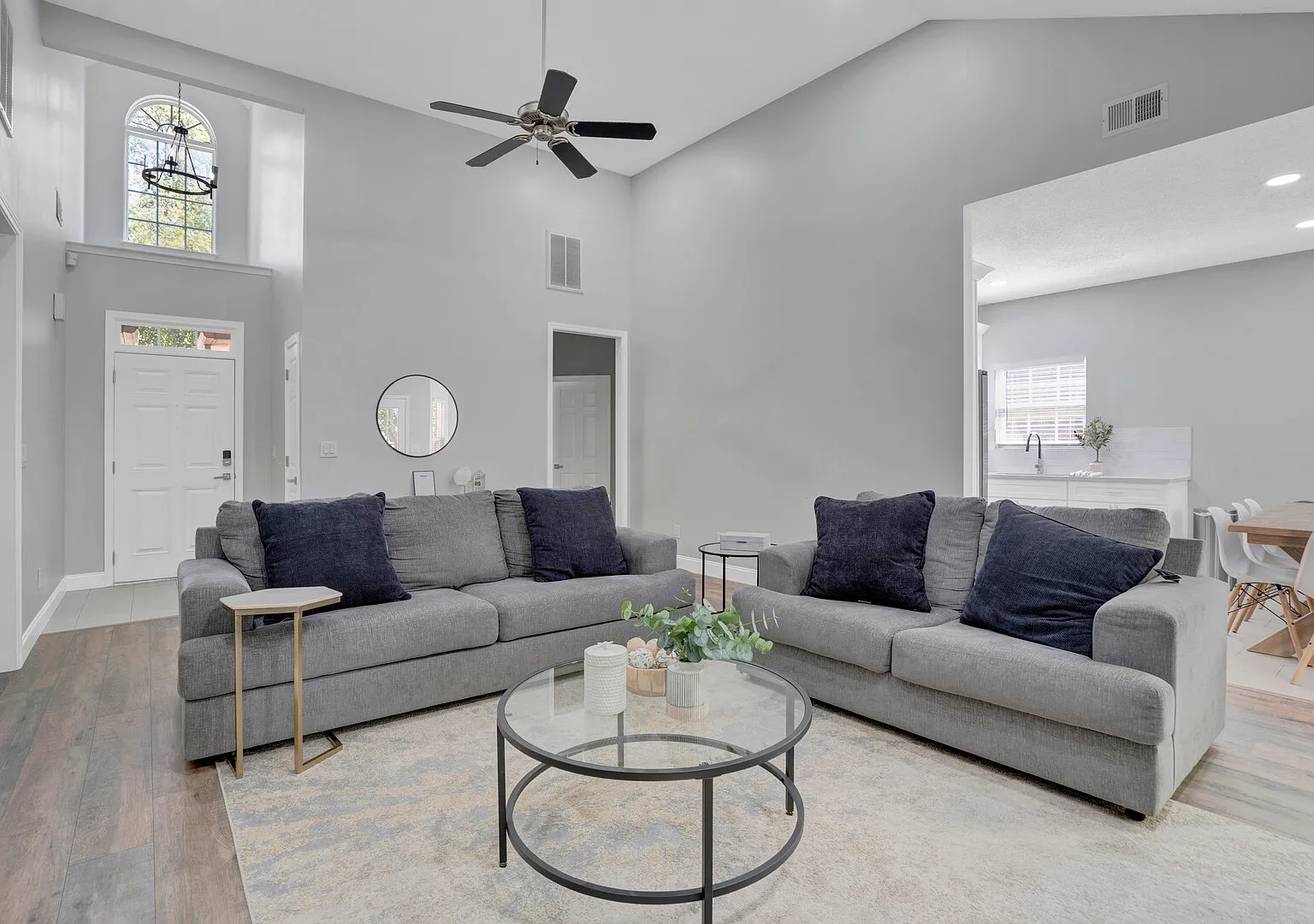 Modern And Updated 3br Fully Furnished Home In Quiet Neighborhood — Photo 4